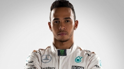 Hoppá! Lewis Hamilton is Saint Tropezben nyaral 