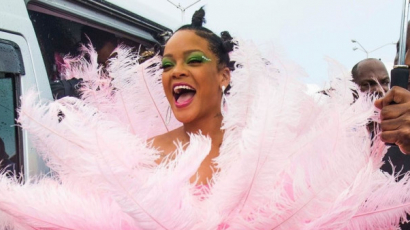 Így érkezett meg Rihanna egy barbadosi fesztiválra