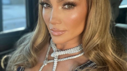 Imádja az internet Jennifer Lopez fehér ruháját