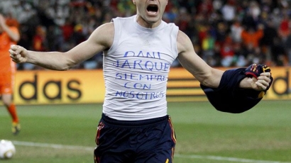 Iniesta Dani Jarquénak ajánlja gólját