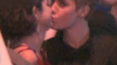 Most lebuktak: Selena és Justin csókolózik