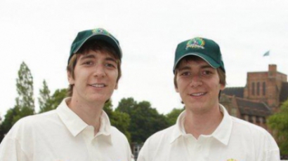 James és Oliver Phelps egy alapítványért krikettezik