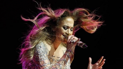 Jennifer Lopez 200 millióért énekelt