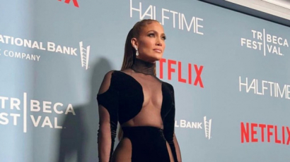 Jennifer Lopez átlátszó ruhában ragyogott új filmje premierjén