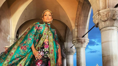 Jennifer Lopez királynői outfitben jelent meg a Dolce & Gabbana bemutatóján