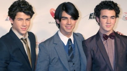 Jótékonykodik a Jonas Brothers