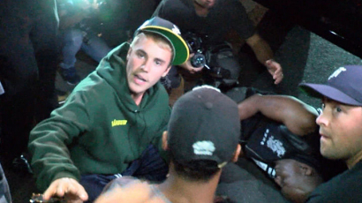 Justin Bieber elütött egy paparazzót – videó