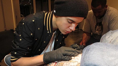 Justin Bieber illegálisan tetovált