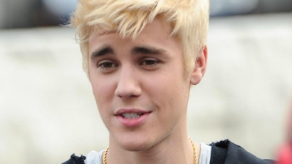 Justin Bieber ismét barna hajjal nyomul