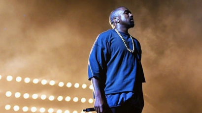 Kanye West bizarr arcmaszkban lépett utcára