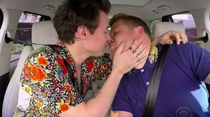 Karácsonyi carpool karaoke: érzelmes csókot váltott Harry Styles és James Corden