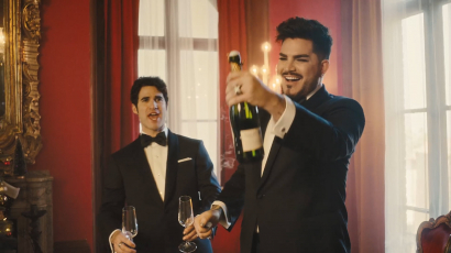 Karácsonyi dalt adott ki Adam Lambert és Darren Criss: humoros videoklip is megjelent hozzá