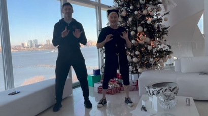 Karácsonyi móka: Hugh Jackman Ryan Reynolds kartonfigurája előtt táncolt a feleségével