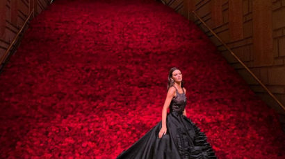Kendall Jenner fontolgatta, hogy félmeztelenül jelenik meg a Met-gálán