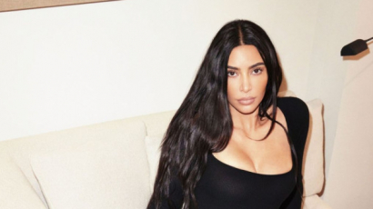 Kényelmetlen irodája miatt cikizik Kim Kardashiant - videó