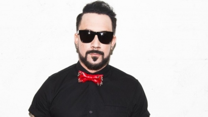 Kiderült, milyen nemű babával gyarapszik A.J. McLean családja