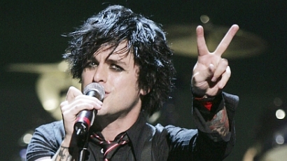 Kidobták a repülőgépről a Green Day énekesét