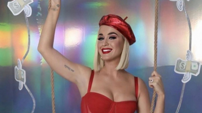 KIIS FM Jingle Ball: Katy Perry karácsonyi pirosban, Billie Eilish zöld-feketében bulizott
