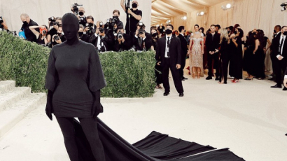 Kim Kardashian bevallotta, gyakorlatilag alig látott Met-gálás öltözékében