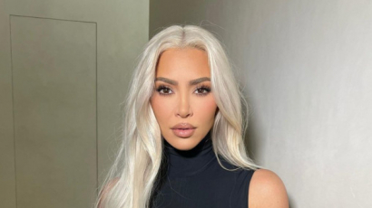 Kim Kardashian újra platinaszőke hajjal hódít