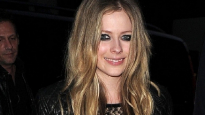 Könnyes szemekkel és libabőrösen ment férjhez Avril Lavigne