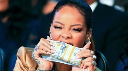 Kötegekben szórja a pénzt Rihanna