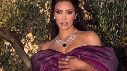 Királynői lila ruhában jelent meg Kim Kardashian a Dolce & Gabbana bemutatóján