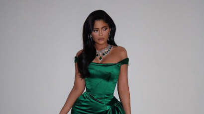 Kylie Jenner elképesztően elegáns volt smaragdzöld estélyi ruhájában