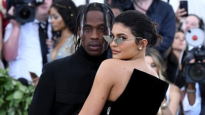 Kylie Jenner és Travis Scott tengerparti romantikázással dolgozna megrendült kapcsolatán