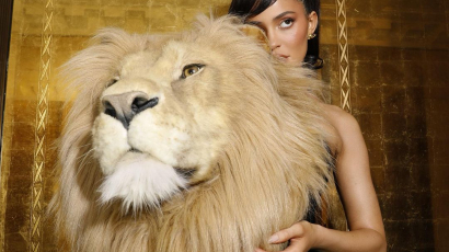 Kylie Jenner oroszlánfejes ruhája miatt sokan kiakadtak