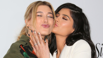 Kylie Jennertől kér tanácsot az anyává válással kapcsolatban Hailey Bieber