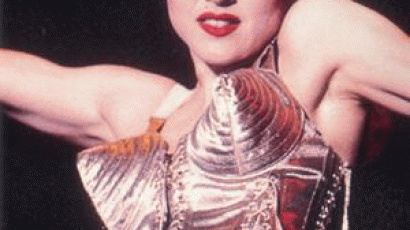 Kylie kölcsönvette Madonna melltartóját