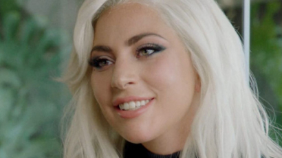 Lady Gaga alig bírt neonzöld jelmezével - kis híján a biztonságába került