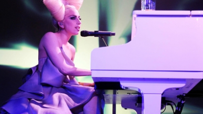 Lady Gaga elárverezi zongoráját