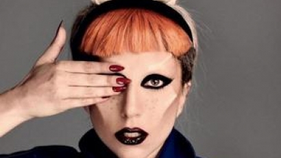 Lady Gaga ruhatervezőnek áll