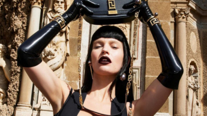 Lily James szinte felismerhetetlen a Versace új fotóin 