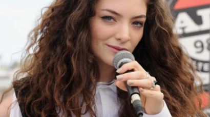 Lorde szeret meztelenkedni