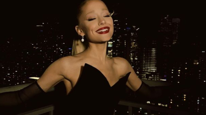 Macskanőként csábítja el Penn Badgley-t az új klipjében Ariana Grande