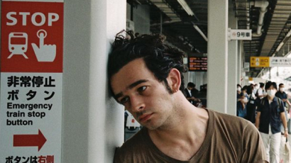 Matty Healy eljegyezte modell barátnőjét