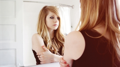 Avril Lavigne a színpadon tombol új klipjében