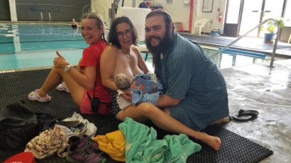 Megható: tini vízimentő segítette világra a kisbabát egy úszómedence mellett