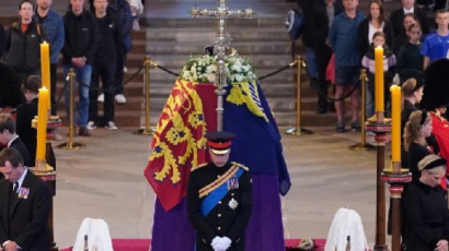 Megható videó készült II. Erzsébet gyászoló unokáiról a virrasztáson