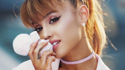 Ariana Grande háromszor – így reklámozza legújabb illatát az énekesnő