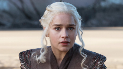 Megtörtént, amire a rajongók vártak: Emilia Clarke Daenerys-szőkére festtette a haját