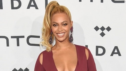 Merész dekoltázst villantott a szőkére váltott Beyoncé