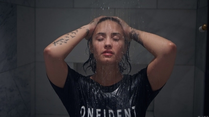 Meztelenül és Photoshop nélkül állt modellt Demi Lovato