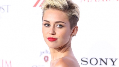 Miley Cyrus bugyiban mászkál Kanadában