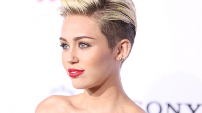Miley Cyrus inkább meztelenkedik, mint sír