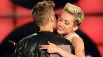 Miley Cyrus kiáll Justin Bieber mellett 