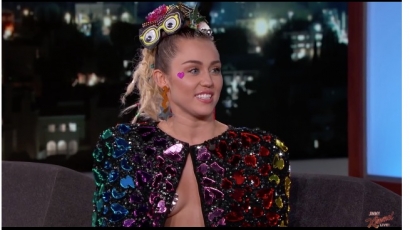 Miley Cyrus már a tévében is pucérkodik